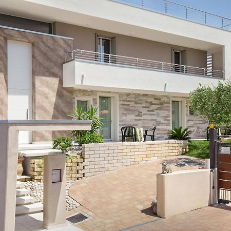 Villa Aurora-Holiday Home Apt 2 Бардолино Экстерьер фото