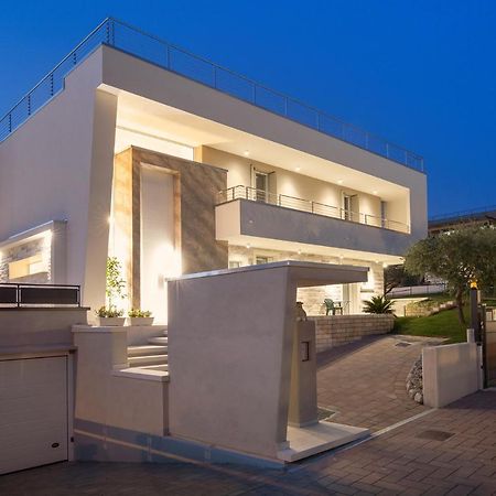 Villa Aurora-Holiday Home Apt 2 Бардолино Экстерьер фото
