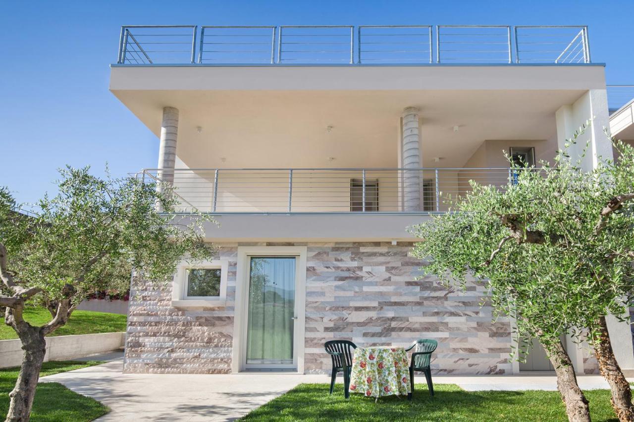 Villa Aurora-Holiday Home Apt 2 Бардолино Экстерьер фото