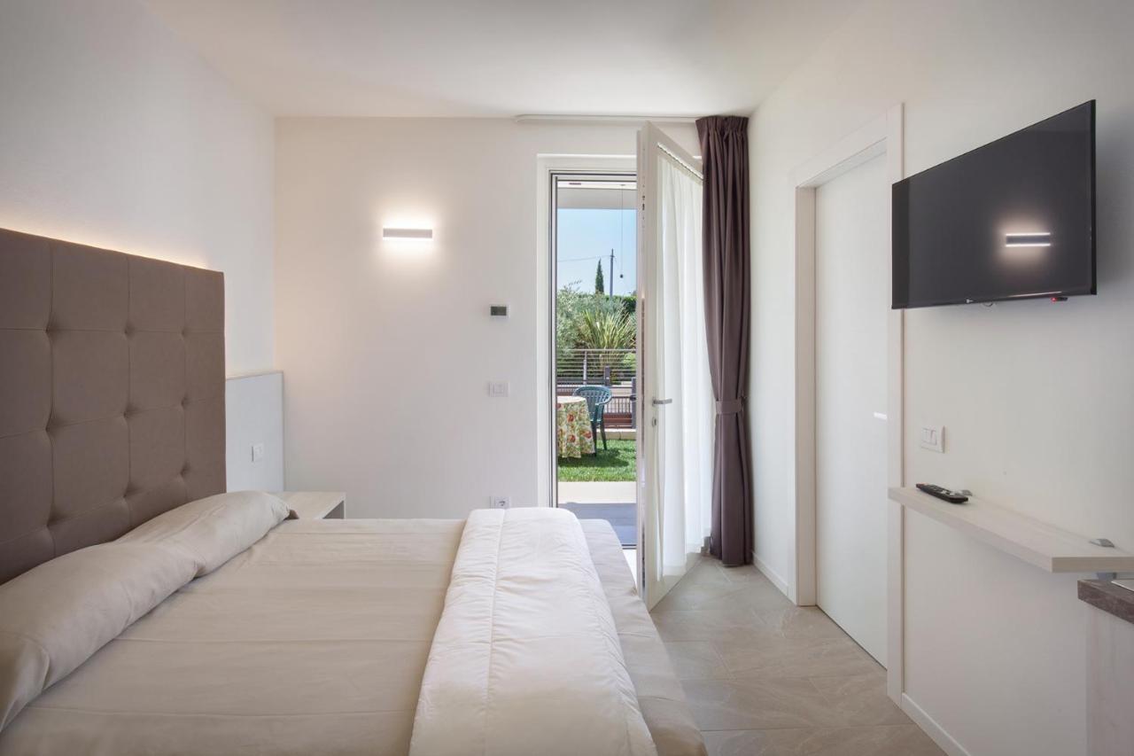 Villa Aurora-Holiday Home Apt 2 Бардолино Экстерьер фото