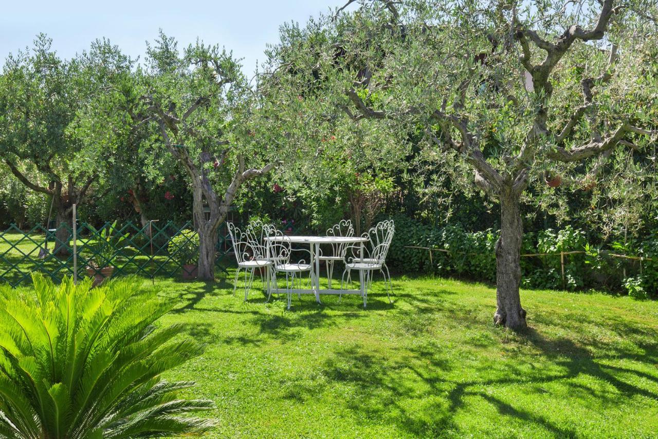 Villa Aurora-Holiday Home Apt 2 Бардолино Экстерьер фото