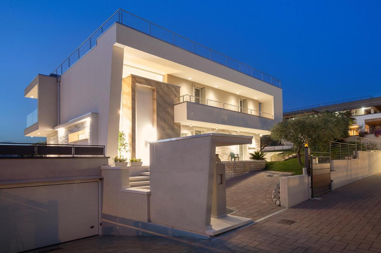Villa Aurora-Holiday Home Apt 2 Бардолино Экстерьер фото
